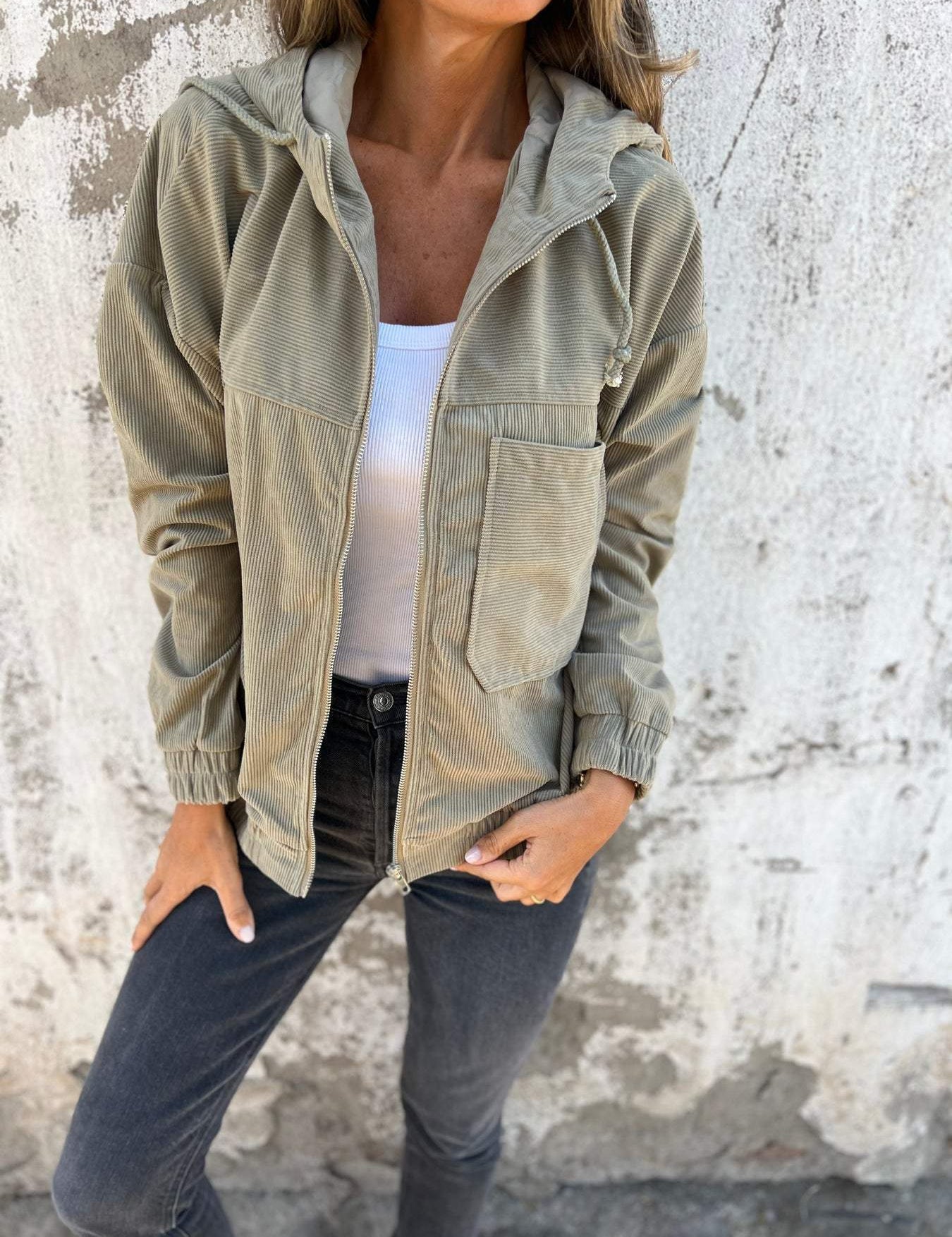 Sophie Veste Mi-Saison – Veste en Velours Côtelé avec Capuche Ajustable & Design Polyvalent