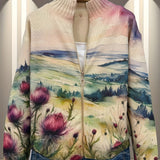 Heike : gilet avec motif de chardon et paysage, gros plan