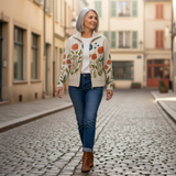 Andrea | Cardigan à motif de fleurs sauvages - porté en extérieur