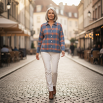 Adrienne | Gilet en tricot à carreaux bleu - en extérieur