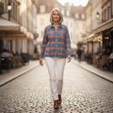 Adrienne | Gilet en tricot à carreaux bleu - en extérieur