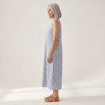 Brigitte - robe fluide et confortable pour femme, portée en tenue d’été