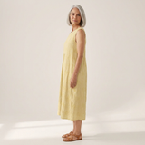 Bernadette - robe fluide et confortable pour femme, portée en tenue d’été