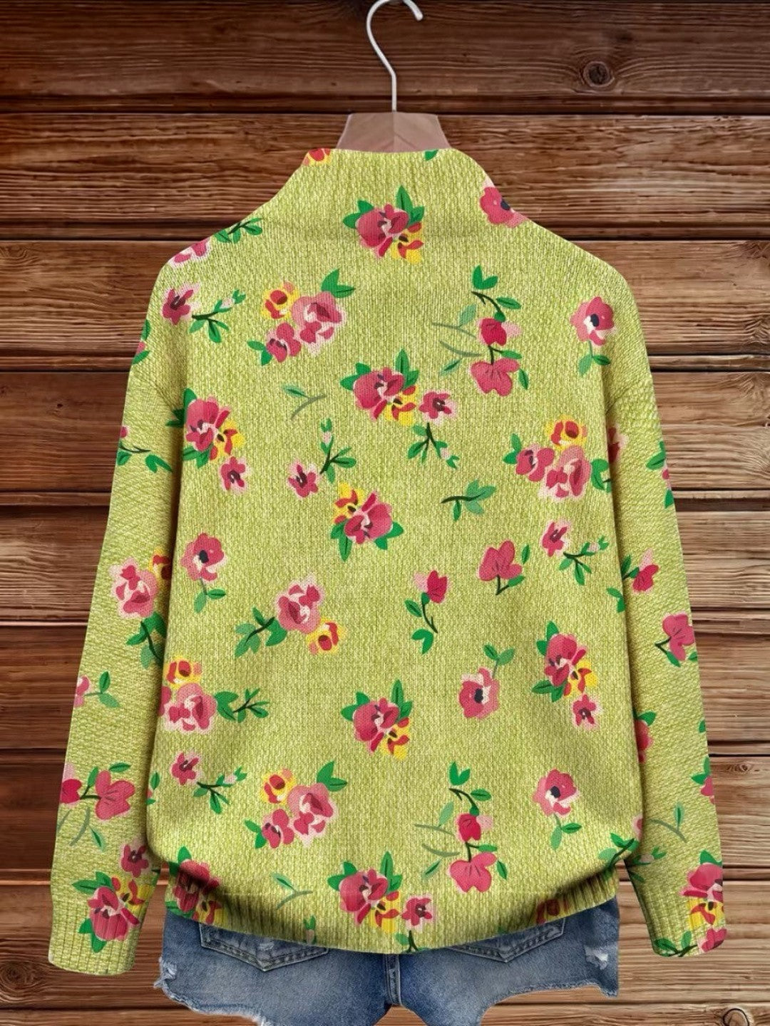 Elke : gilet vert avec motif floral, gros plan