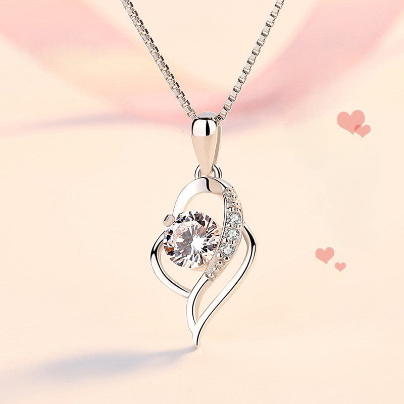 Suza, collier à pendentif cœur - sur fond clair
