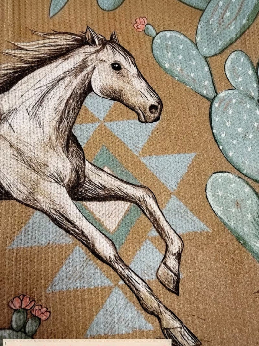Brigitte : veste en tricot avec motif de chevaux et de cactus, gros plan
