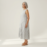 Caroline - robe fluide et confortable pour femme, portée en tenue d’été
