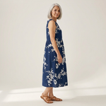 Tess - robe fluide et confortable pour femme, portée en tenue d’été