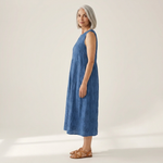 Angélique - robe fluide et confortable pour femme, portée en tenue d’été