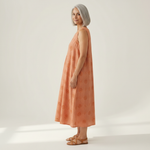 Eugénie - robe fluide et confortable pour femme, portée en tenue d’été