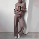 Kimberlee Ensemble Loungewear à Col Roulé pour Femme – Tenue Deux-Pièces Douce et Confortable avec Coupe Moderne