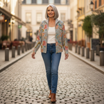 Petra | Gilet avec motif floral de jardin - porté en extérieur