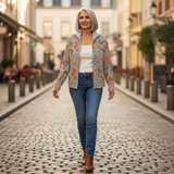 Petra | Gilet avec motif floral de jardin - porté en extérieur