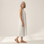 Thea - robe fluide et confortable pour femme, portée en tenue d’été