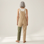 Hélène - salopette imprimée à jambes larges, portée avec un haut uni