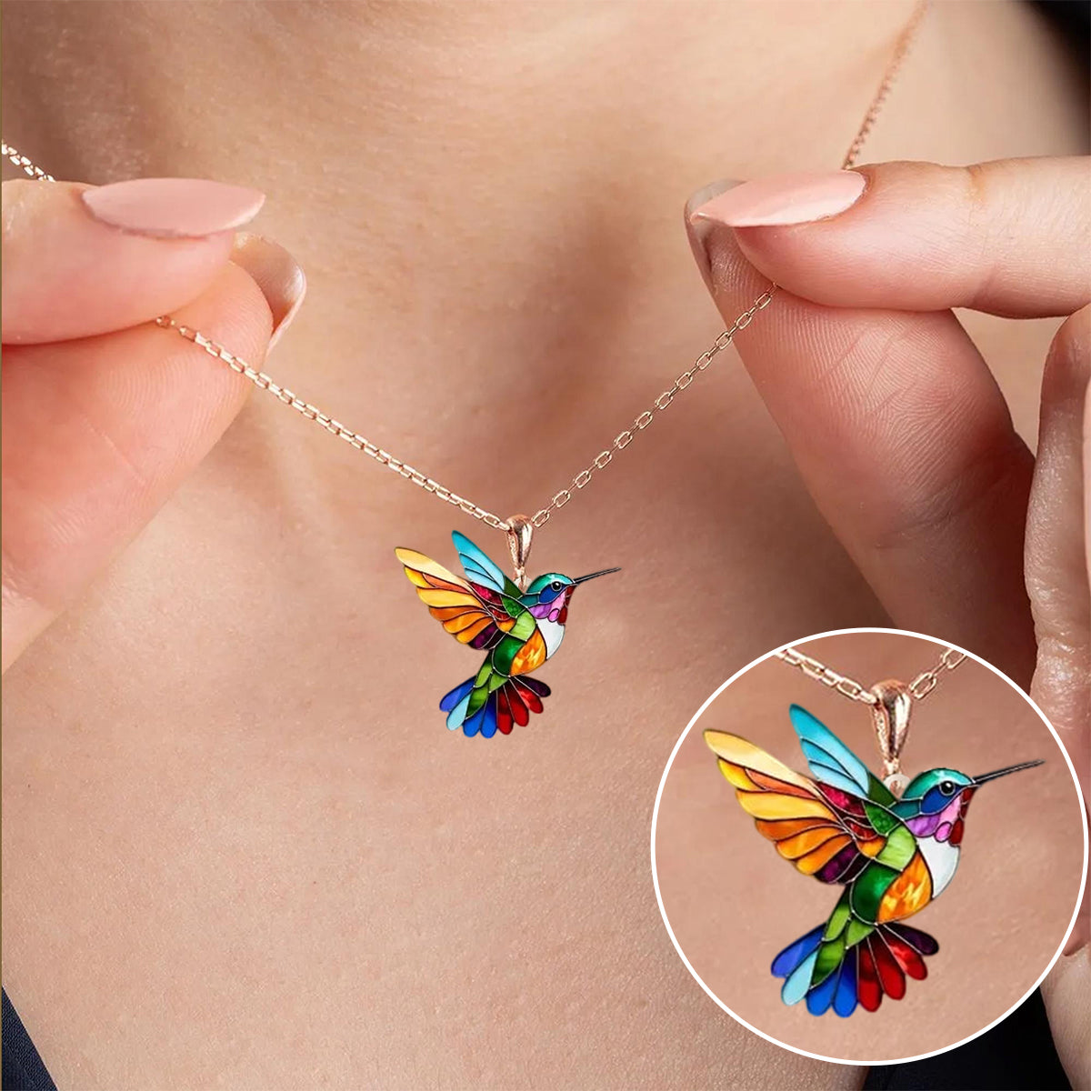 Lola, collier à pendentif colibri coloré - détail du bijou