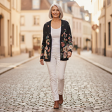 Elara | Cardigan vintage pour femme - porté en extérieur