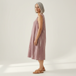 Monique - robe fluide et confortable pour femme, portée en tenue d’été