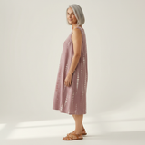 Monique - robe fluide et confortable pour femme, portée en tenue d’été