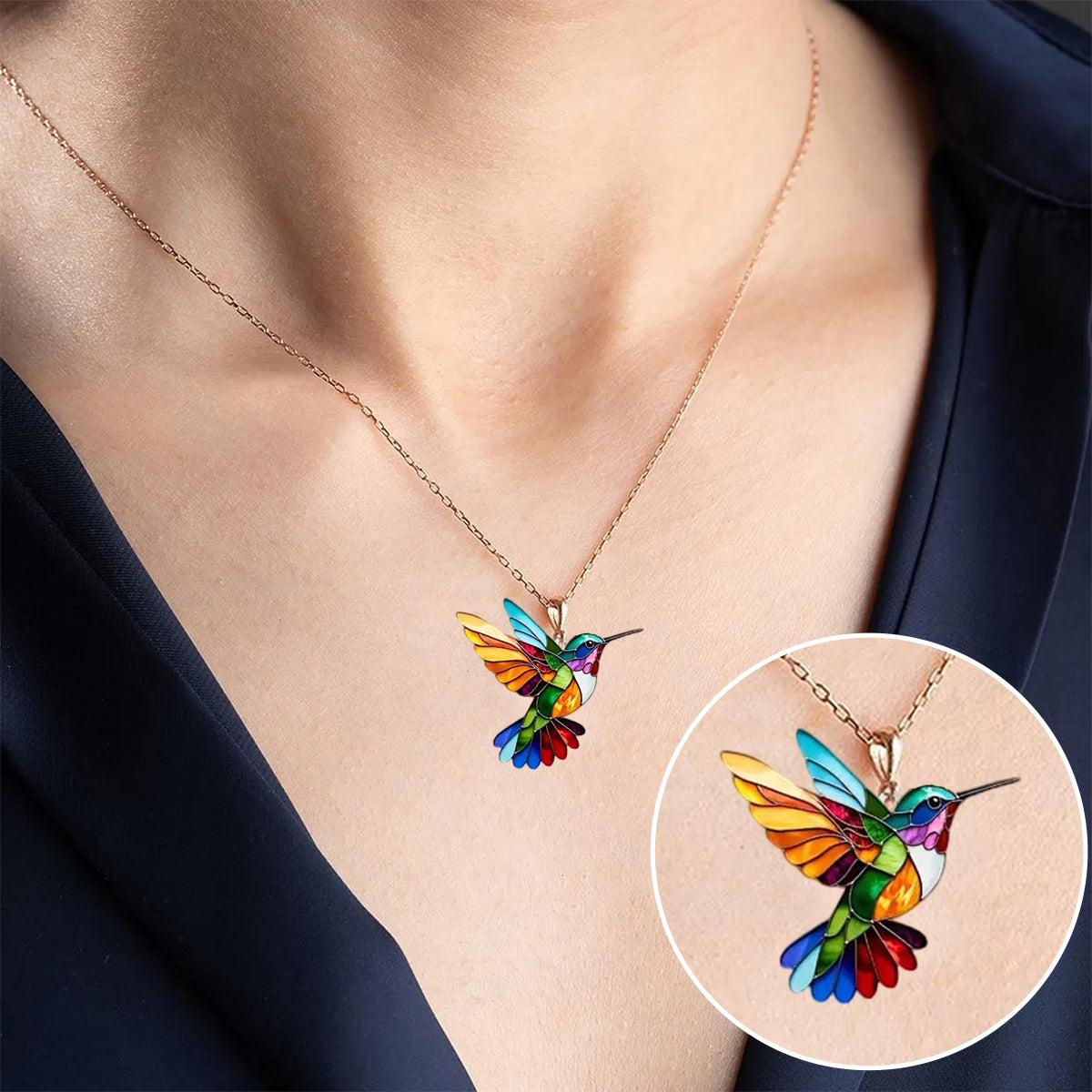 Lola, collier à pendentif colibri coloré - sur fond clair