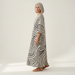 Simone - robe d’été imprimée pour femme, portée en tenue d’été