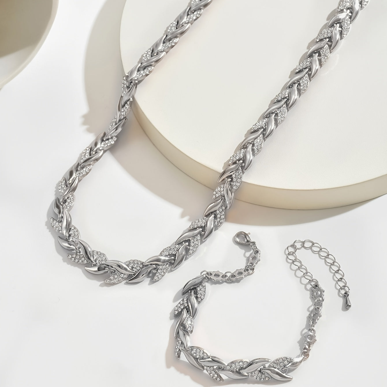 Julia, parure collier et bracelet à motif chevrons - détail du bijou
