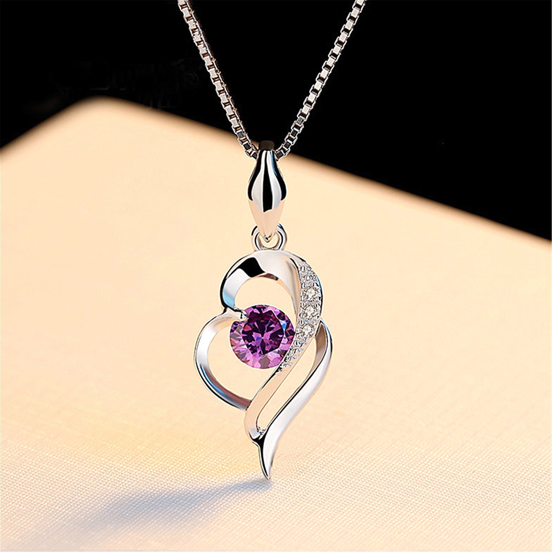 Suza, collier à pendentif cœur - en situation