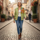 Claudia | Gilet avec motif coloré de lys - porté en extérieur