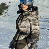 Isay Veste de Ski Femme Cintrée – Capuche Protectrice & Style Moderne Brillant