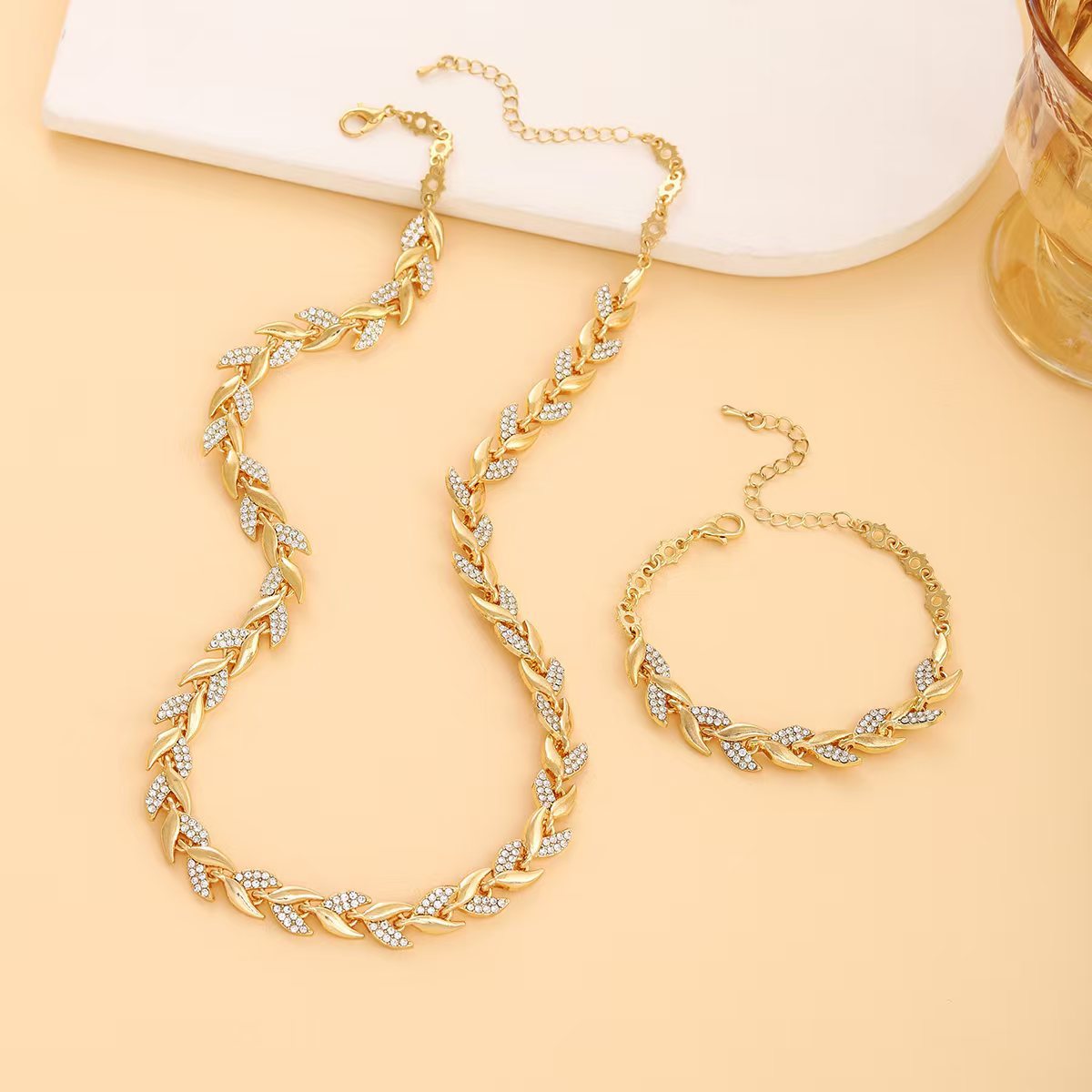 Julia, parure collier et bracelet à motif chevrons - sur fond clair