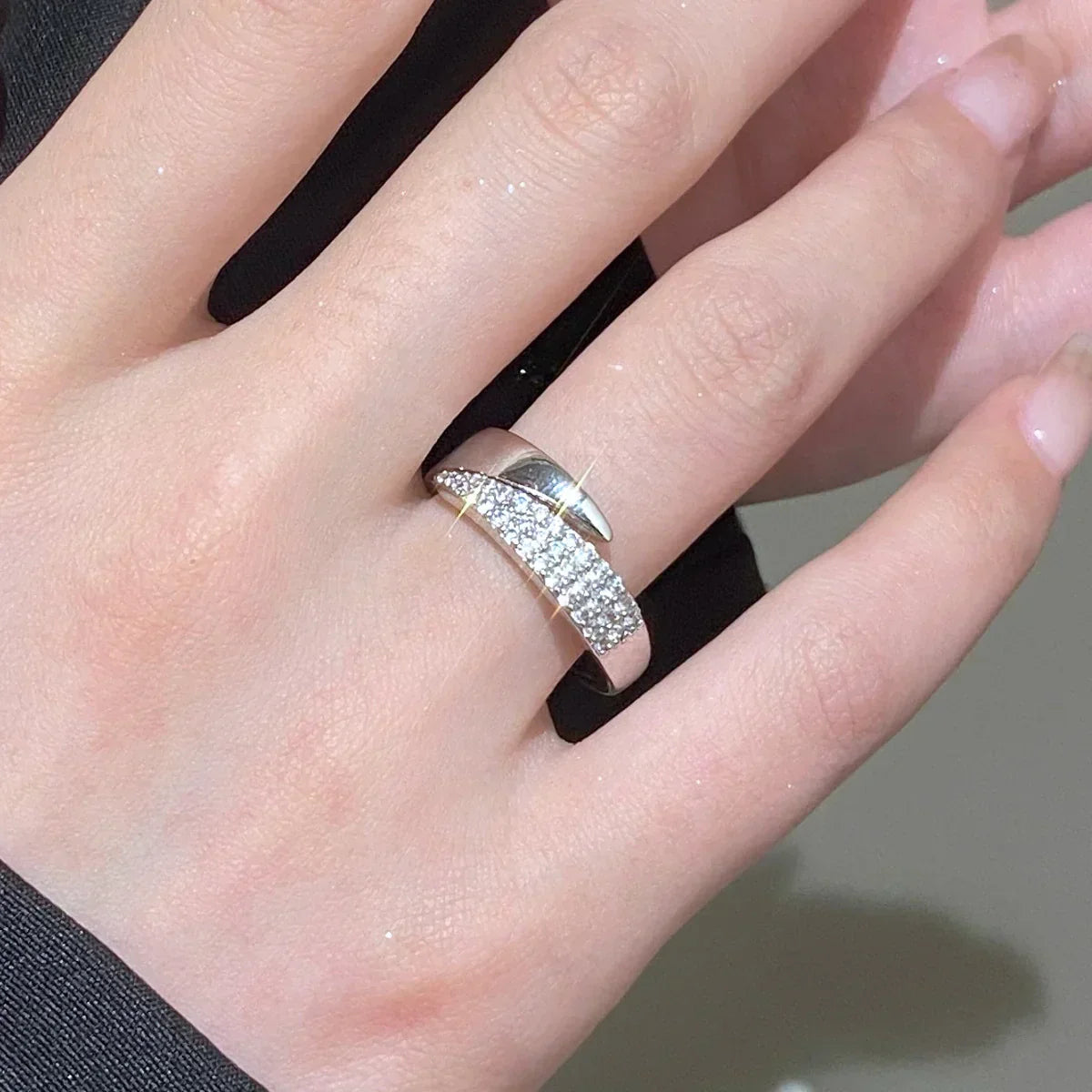 Nova, bague ajustable aux ailes ouvertes - détail du bijou