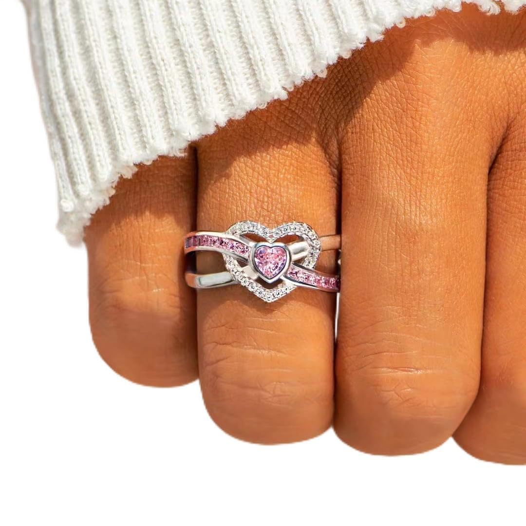 Elara, bague ajustable à motif cœur - sur fond clair