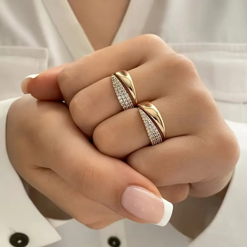 Nova, bague ajustable aux ailes ouvertes - vue rapprochée