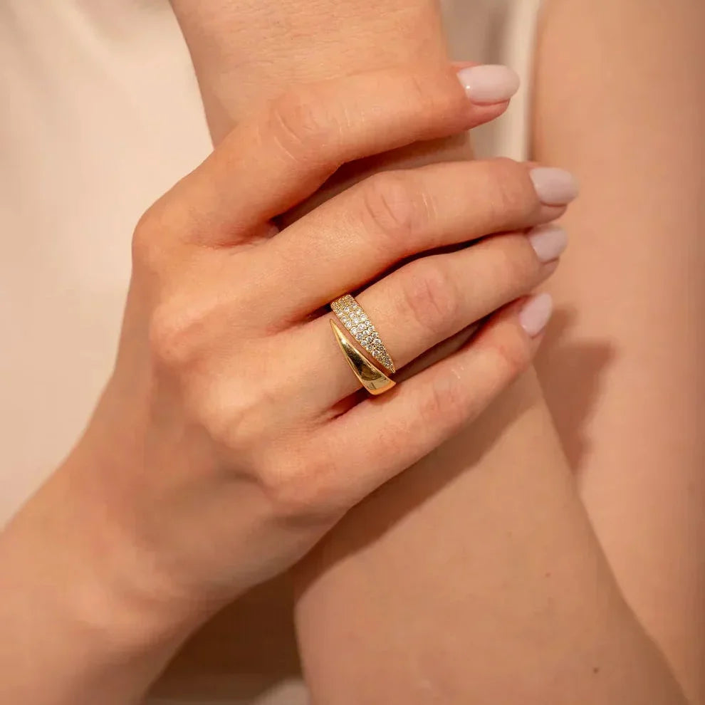 Nova, bague ajustable aux ailes ouvertes - en situation