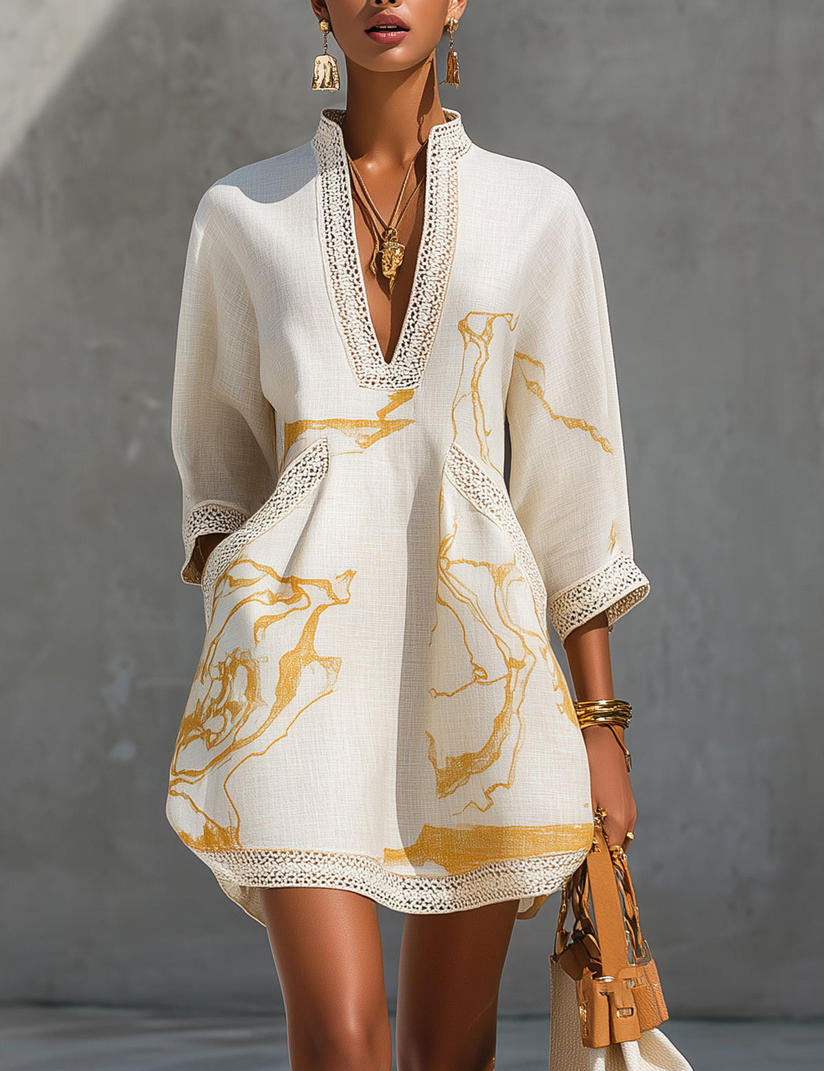 Aliénor - robe mini en dentelle crochetée ivoire à motifs dorés pour femme