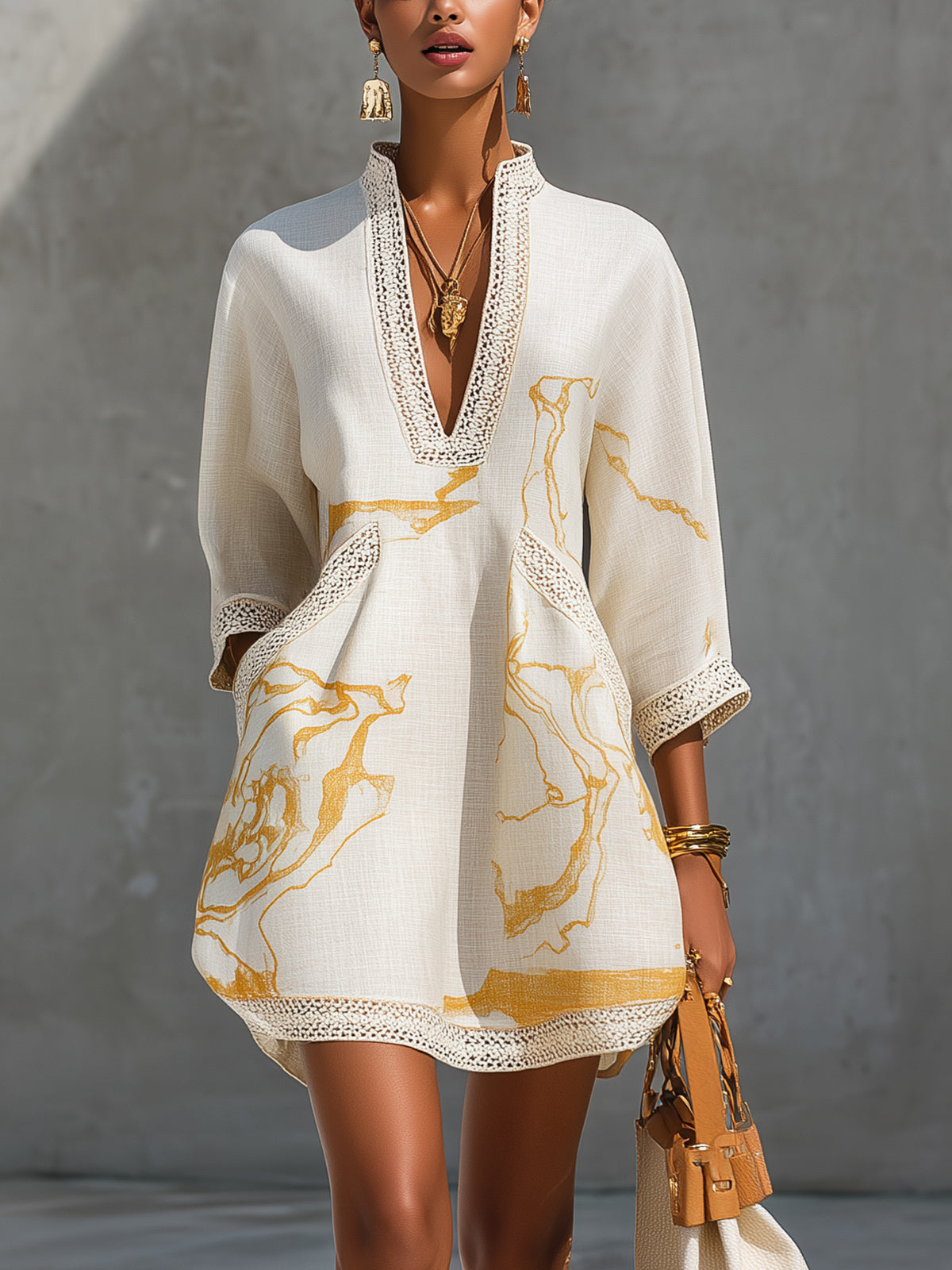 Aliénor - robe mini en dentelle crochetée ivoire à motifs dorés pour femme