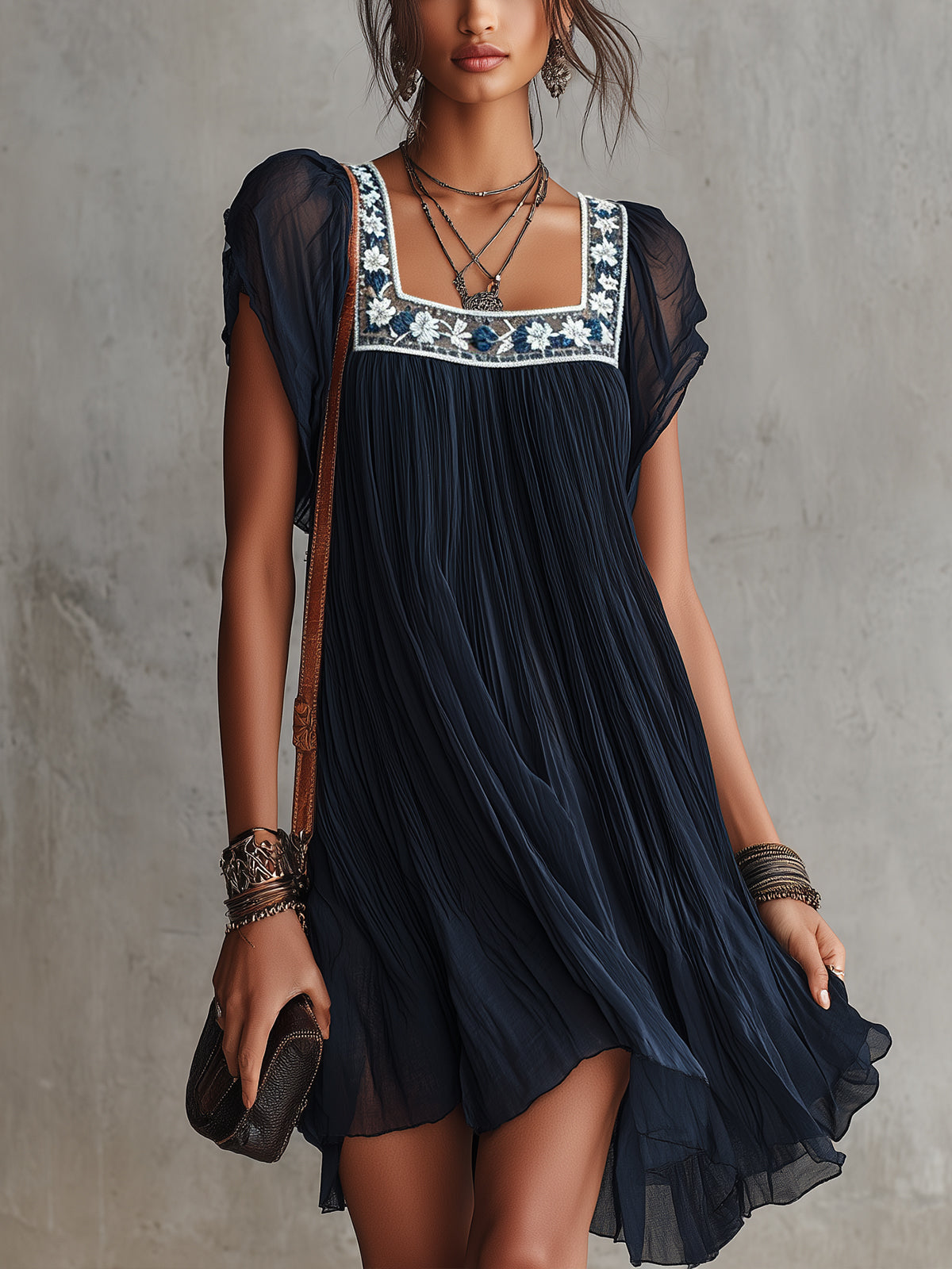 Apolline - robe mini plissée en mousseline brodée de fleurs pour femme