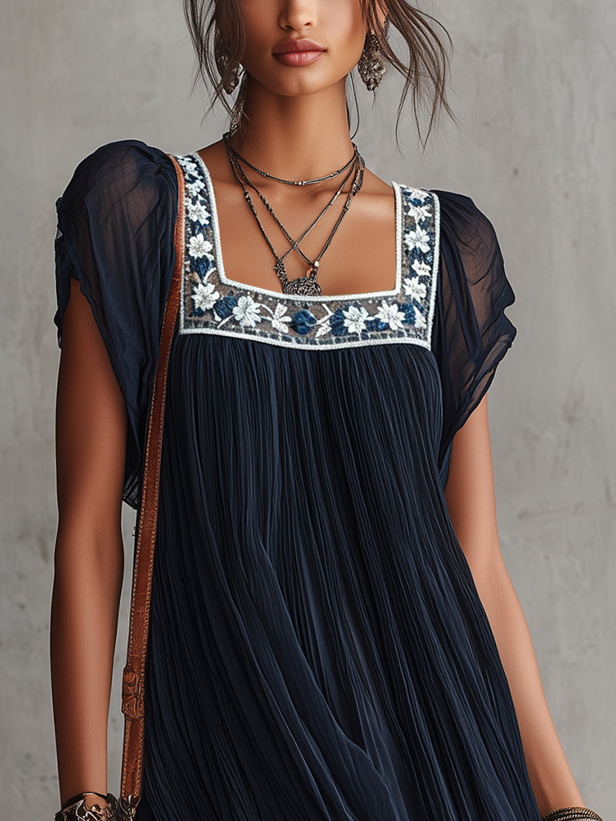 Apolline - robe mini plissée en mousseline brodée de fleurs pour femme - vue 4