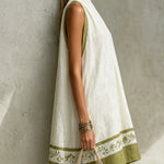 Agathe - robe mini trapèze blanche et vert olive à fleurs pour femme - vue 2