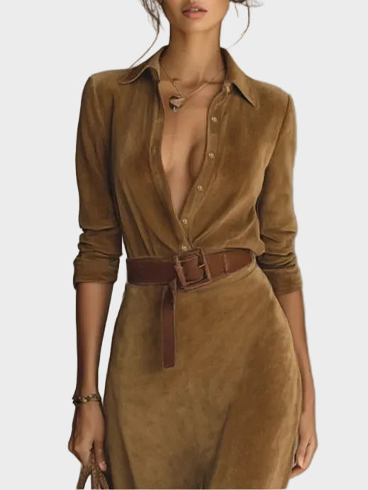 Odette - robe maxi en suédine à simple boutonnage et col, détail de la finition