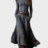 Helena : robe maxi en suédine bleu marine avec ceinture, gros plan