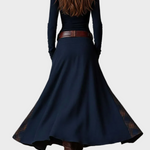 Helena : robe maxi en suédine bleu marine avec ceinture, gros plan