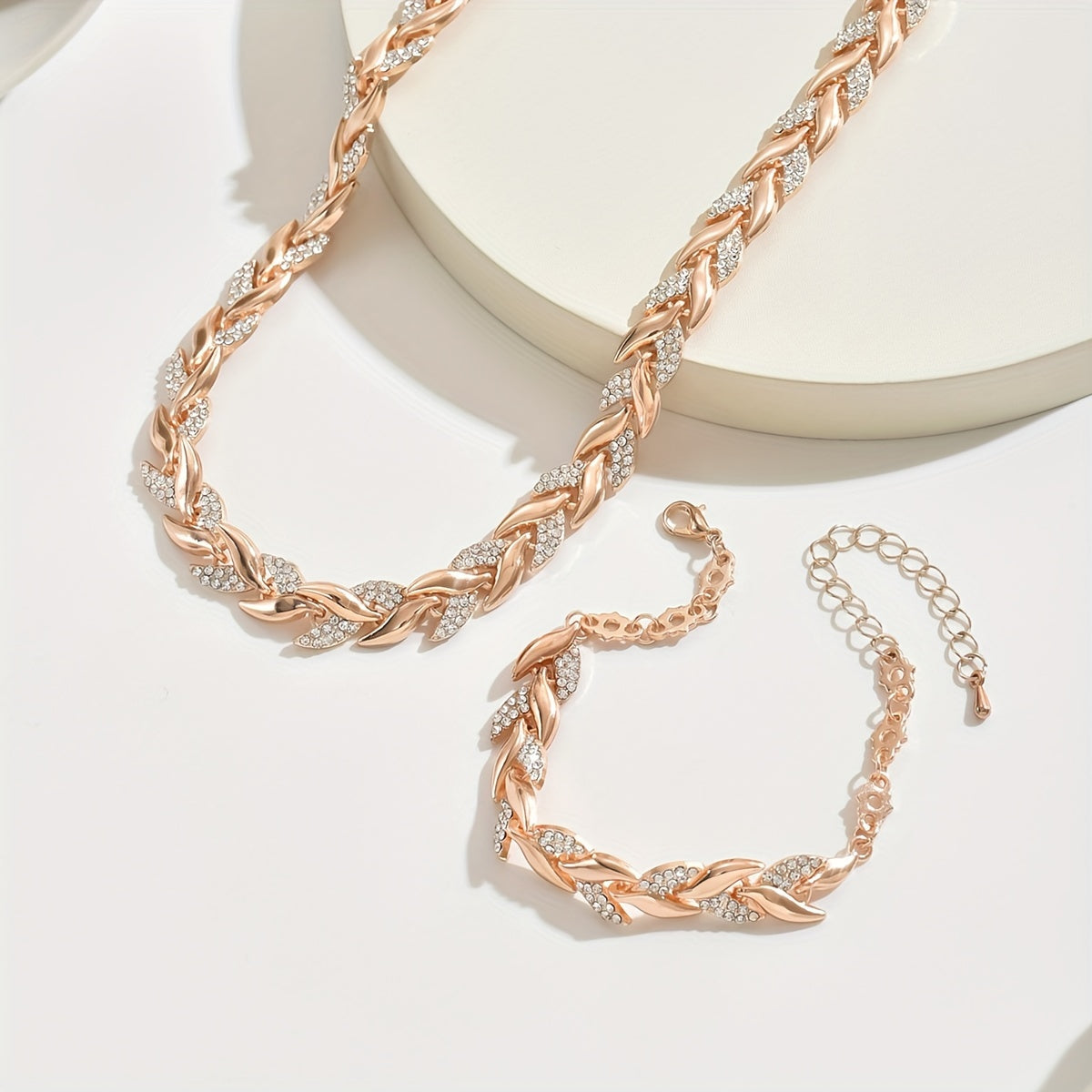 Julia, parure collier et bracelet à motif chevrons - vue rapprochée