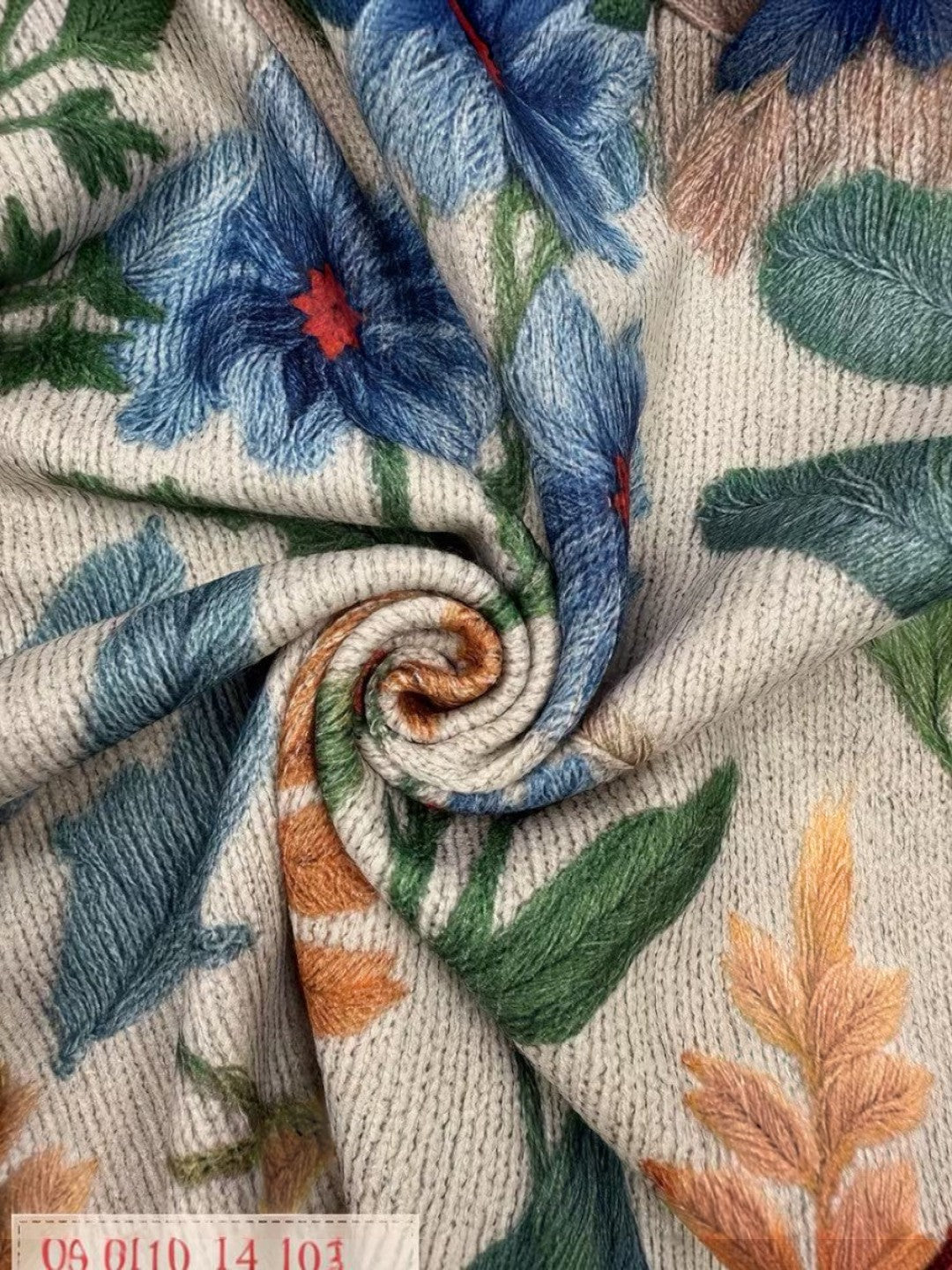 Bérangère - Gilet à motif floral botanique - gros plan