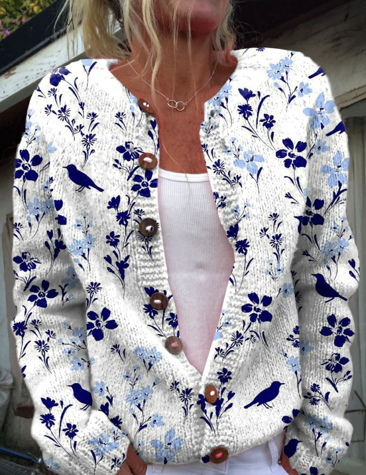 Blandine - Cardigan blanc et bleu à fleurs et oiseaux - vue d'ensemble