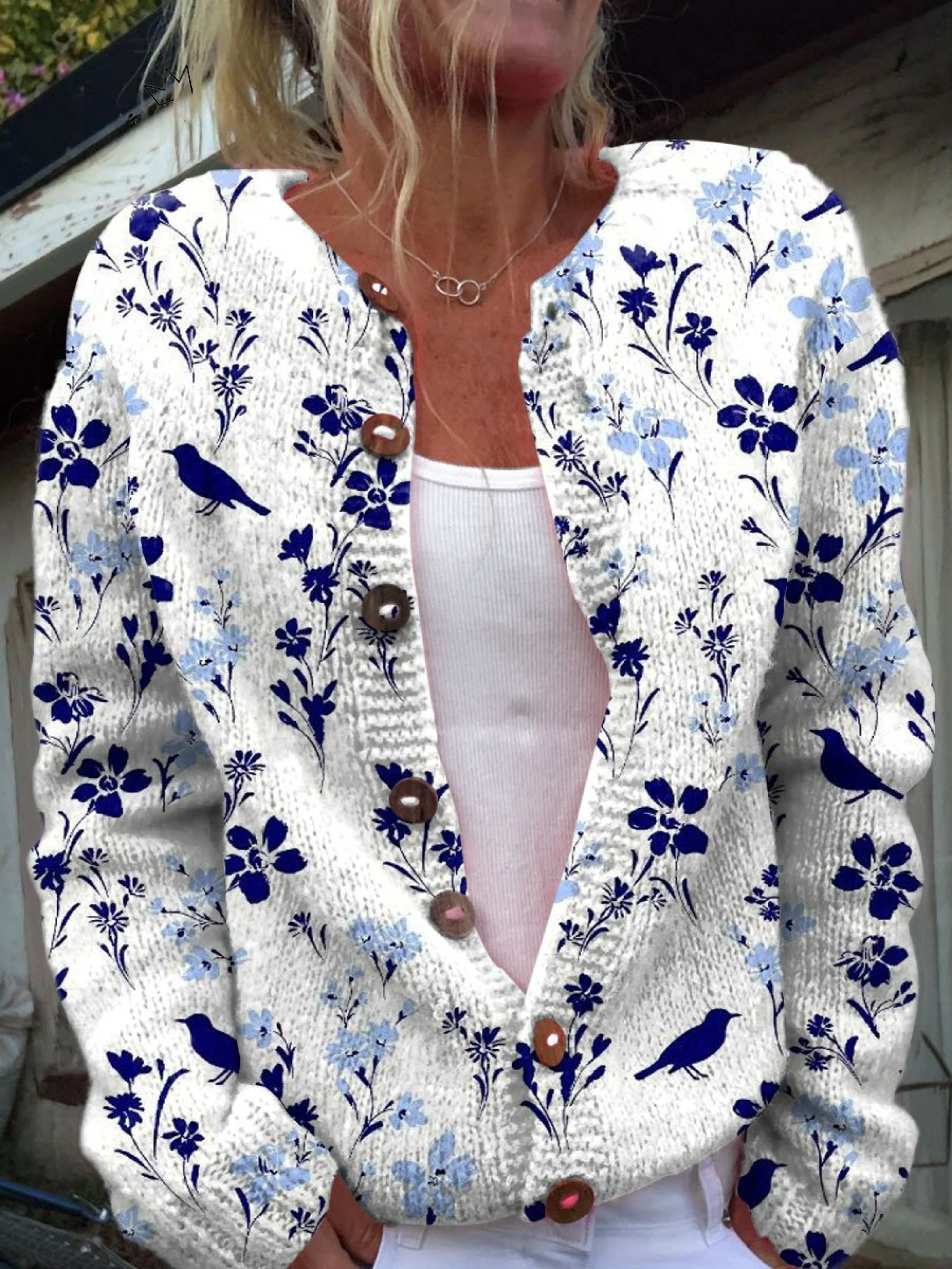 Blandine - Cardigan blanc et bleu à fleurs et oiseaux - vue d'ensemble