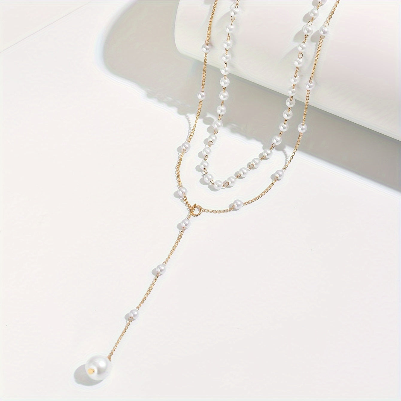 Eugenia, collier en perles de nacre - sur fond clair