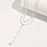 Eugenia, collier en perles de nacre - sur fond clair