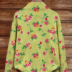 Émeline - Gilet vert à motif floral - gros plan