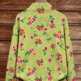 Émeline - Gilet vert à motif floral - gros plan
